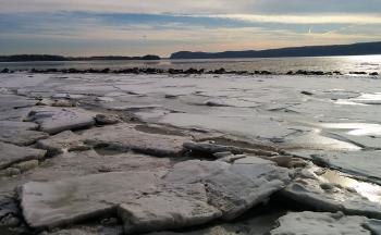 Ice flow along Hudson River shore