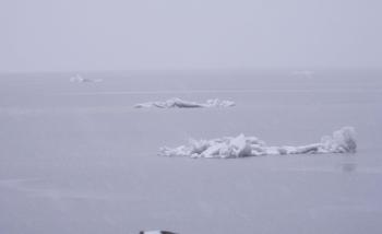 Mini icebergs in Hudson River.
