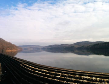 Dry spillway at the New Croton Dam © 2017 Peter Wetzel.