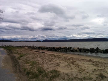 Mini-beach at Croton Landing Park © 2017 Peter Wetzel.