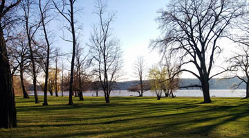 Grassy river view at Croton Point Park © 2017 Peter Wetzel.